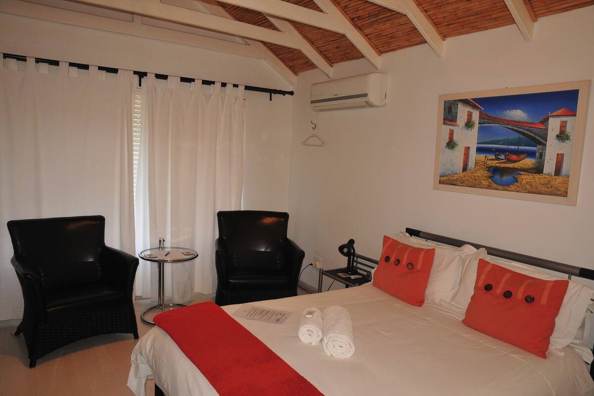 Comfort Studio, 1 Double Bed, Mountain View | In-room safe, desk, laptop workspace, iron/ironing board