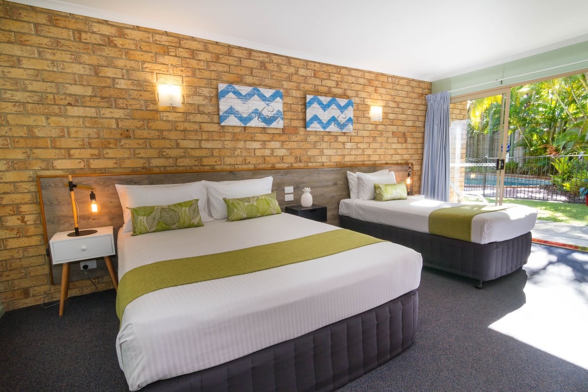 Standard Twin Room | Meja, langsir/tirai gelap terus, seterika/papan seterika