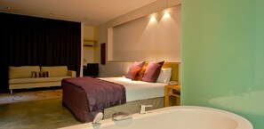Premium bedding, down comforters, in-room safe, individually decorated - The Arrow Hotel (Arrowtown)