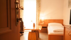 クラシック シングルルーム | デスク、防音設備、可動式ベッド、WiFi (無料)
