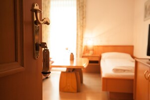 经典单人房 | 办公桌、隔音、折叠床/加床（额外收费）、免费 WiFi