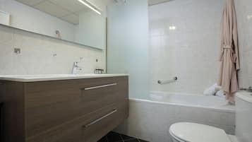 Bañera con ducha, secador de pelo, toallas
