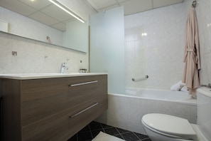 Bañera con ducha, secador de pelo, toallas