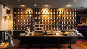 Daily continental breakfast (EUR 15 per person)