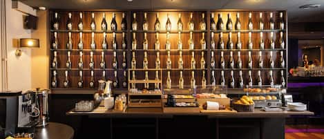 Daily continental breakfast (EUR 15 per person)