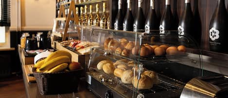Daily continental breakfast (EUR 15 per person)