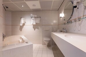 Junior Suite | Bathroom | Combined shower/tub, hair dryer, towels