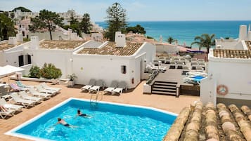 2 piscinas al aire libre, sombrillas, sillones reclinables de piscina