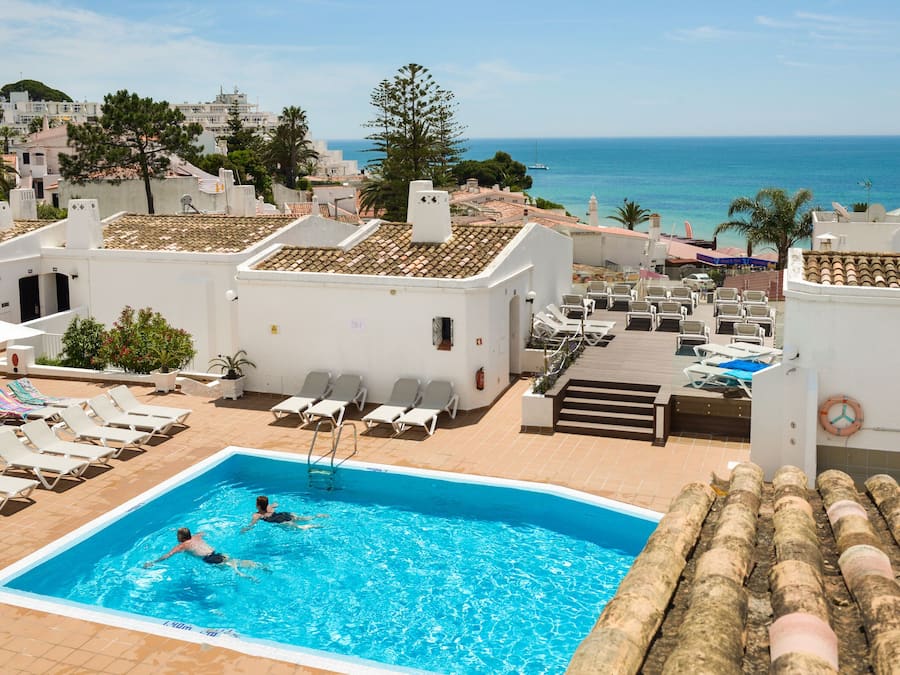 2 piscines extérieures, parasols de plage, chaises longues