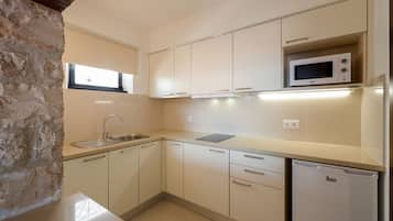 Refrigerador, microondas, placa de cocina, cafetera/tetera