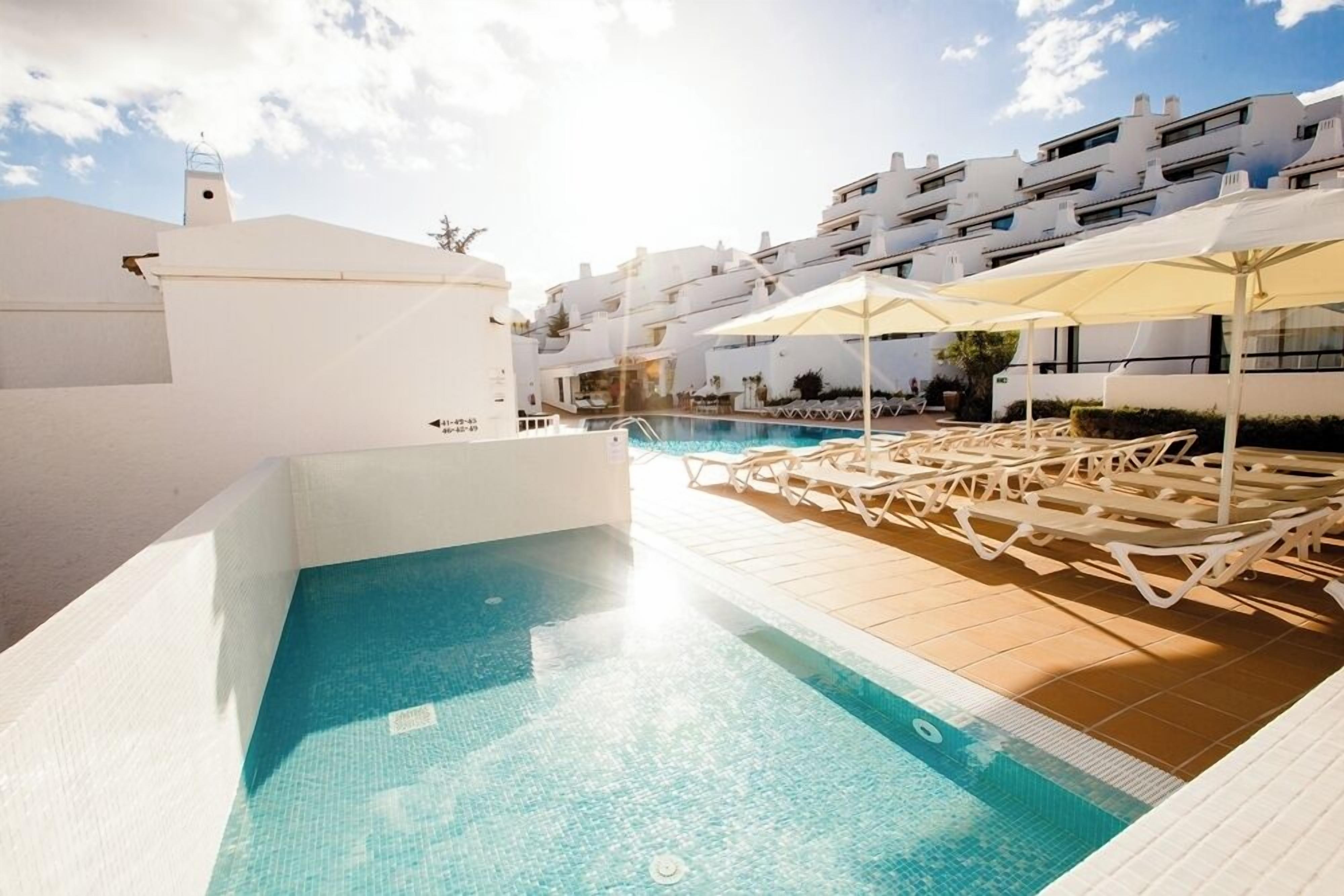 2 piscines extérieures, parasols de plage, chaises longues