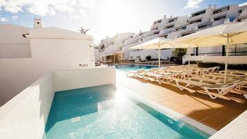 2 piscines extérieures, parasols de plage, chaises longues