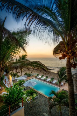 Piscine extérieure, chaises longues