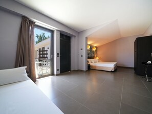 Senger med overmadrass, minibar, safe på rommet og skrivebord