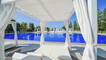 Piscine extérieure, parasols, chaises longues
