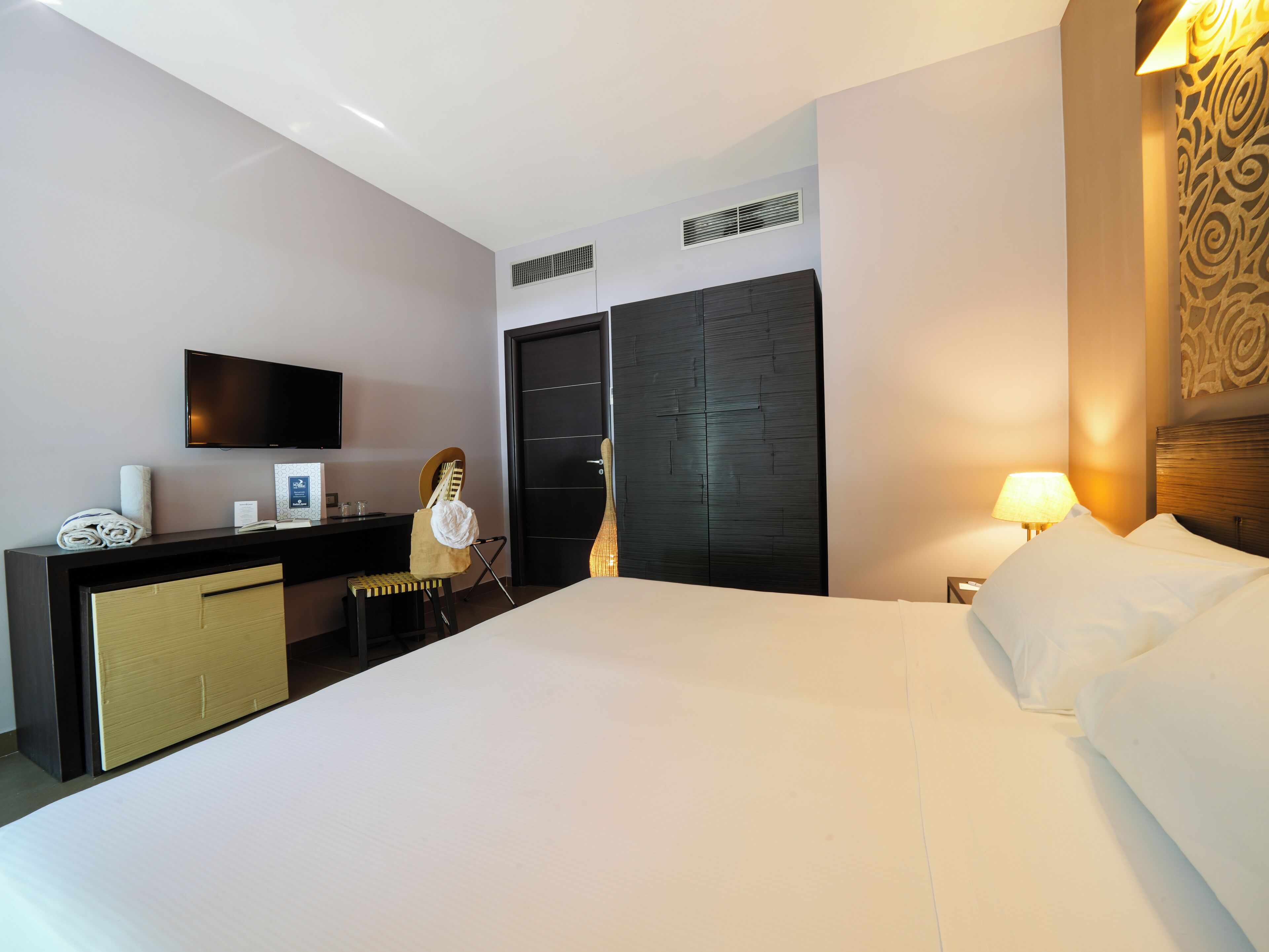 standard double room | pillow-top beds, minibar, in-room safe, desk