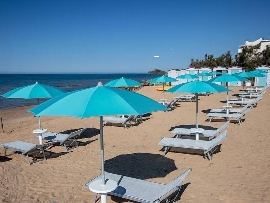 Plage privée, sable blanc, chaises longues, parasols
