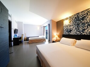 Colchones con pillow-top, minibar y caja de seguridad en la habitación 