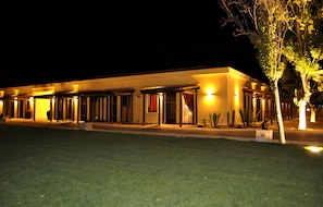 Fachada del alojamiento - Noche