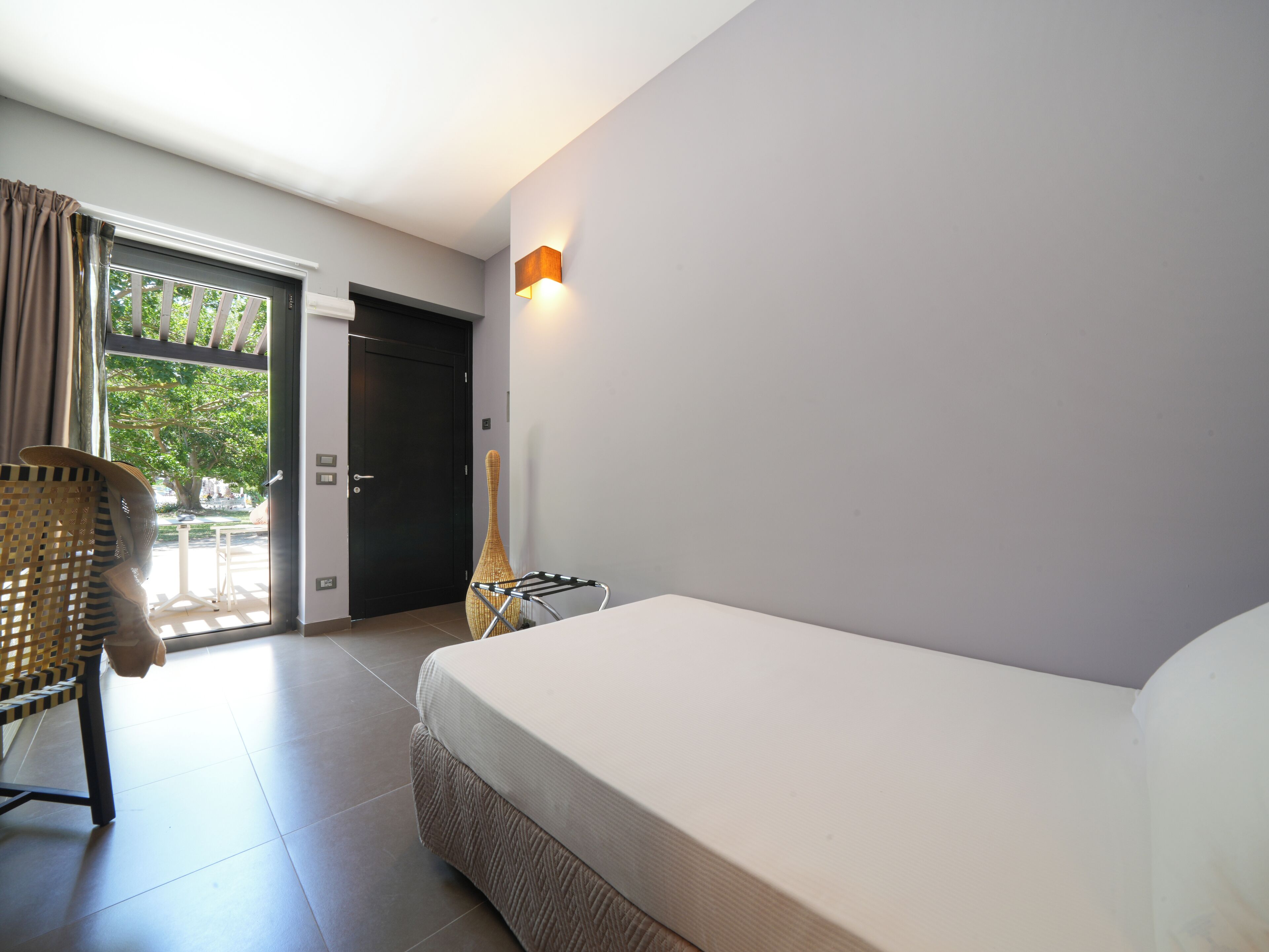 single room | pillow-top beds, minibar, in-room safe, desk