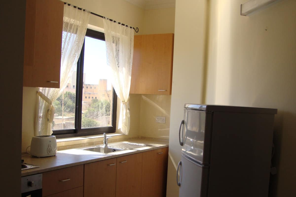 Coffee/tea maker, fridge, cookware/dishes/utensils