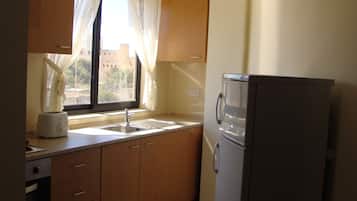 Fridge, coffee/tea maker, cookware/dishes/utensils