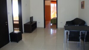 Standard-Apartment, 2 Schlafzimmer | Wohnbereich