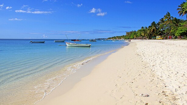Pantai persendirian berhampiran, pasir putih, tuala pantai 