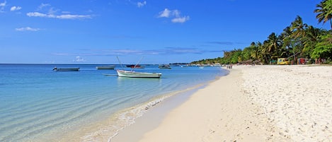 Privat strand i närheten, vit sandstrand och strandhanddukar