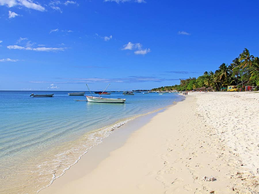 Private beach nearby, white sand, beach towels
