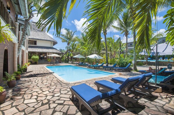 3 outdoor pools, pool umbrellas, sun loungers