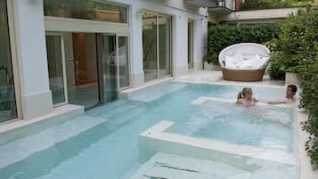 Ulkouima-allas avoinna 11.00â20.00, aurinkotuoleja