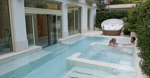 Outdoor pool, open 11:00 AM to 8:00 PM, pool loungers - Quattro Stagioni Hotel & Spa (Bardolino)