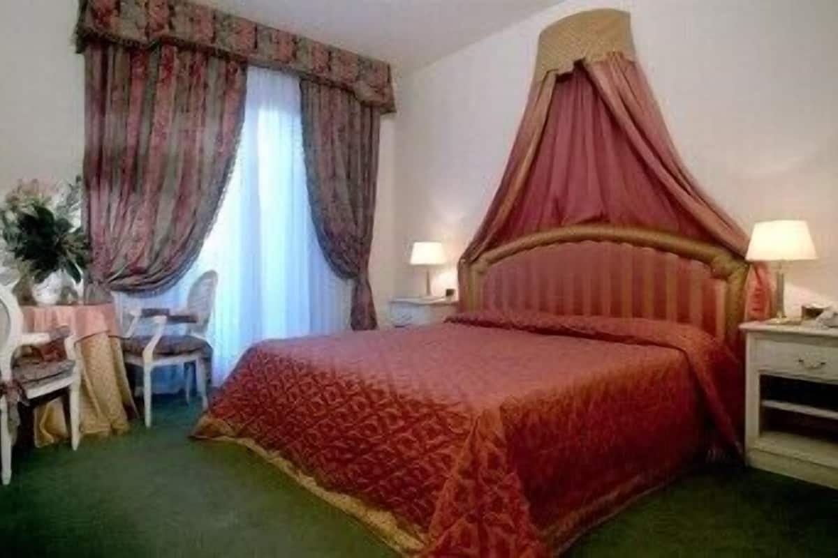 Minibar, coffres-forts dans les chambres, bureau, chambres insonorisées