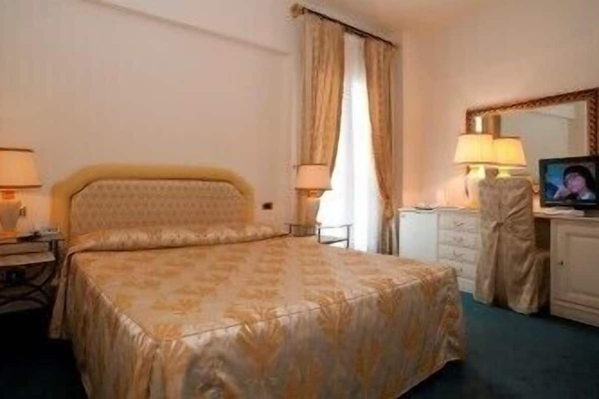 Minibar, coffres-forts dans les chambres, bureau, chambres insonorisées