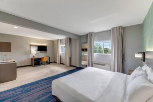 Escritorio, espacio para trabajar con laptop y cortinas blackout 