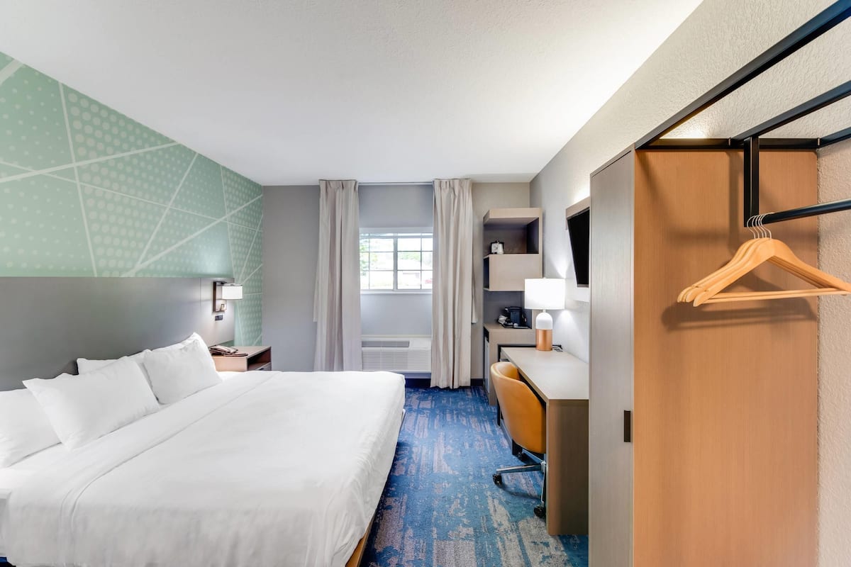 Rom, 1 kingsize-seng, tilgjengelighetstilpasset, ikke-røyk | Skrivebord, skrivebord for bærbar PC og blendingsgardiner