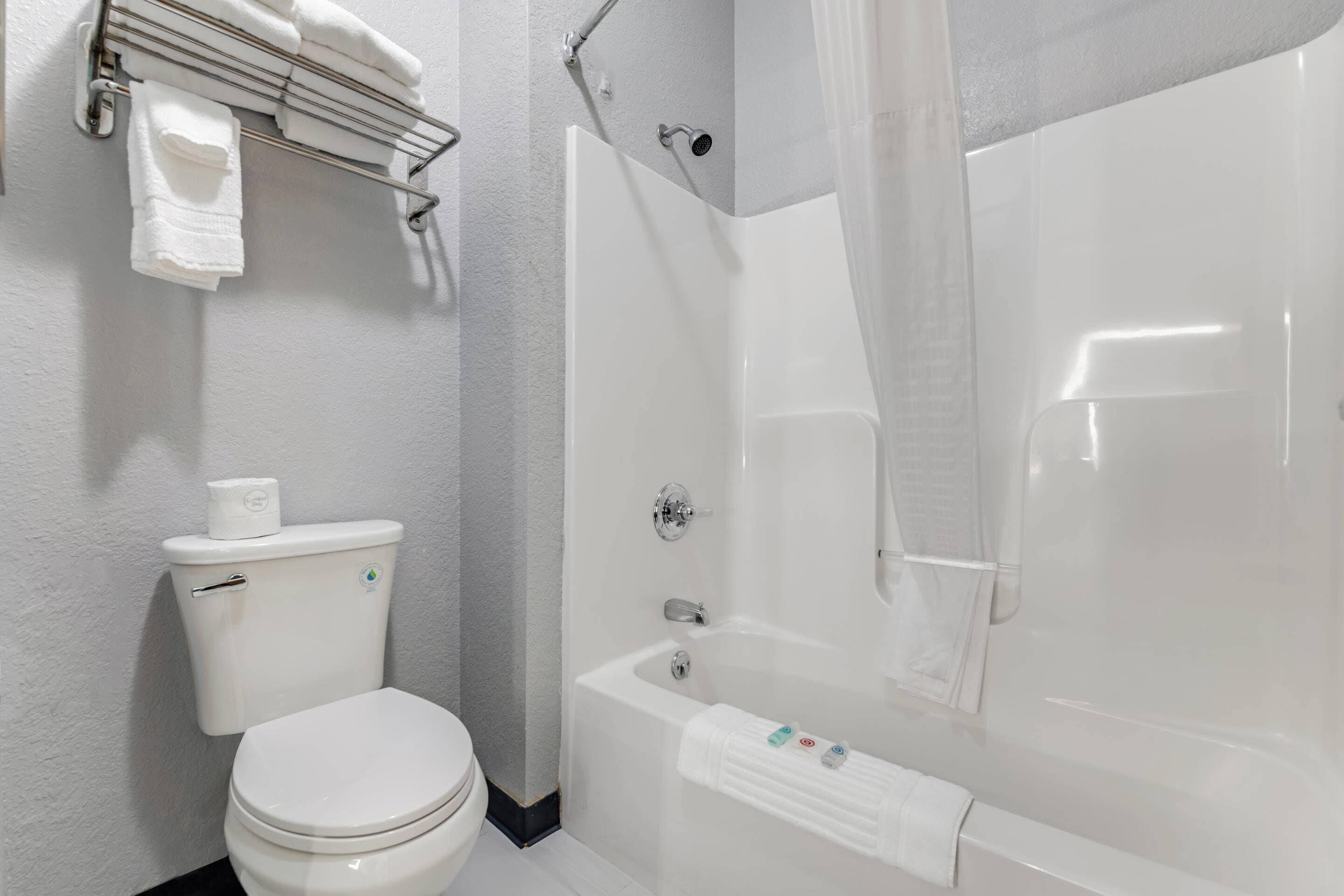 Un baño con inodoro, bañera y ducha.