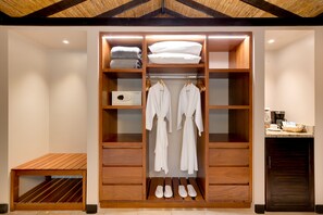 Shower, rainfall showerhead, free toiletries, hair dryer - Hideaway Rio Celeste (Katira)