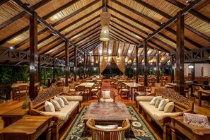 Petit déjeuner, déjeuner et dîner servis sur place