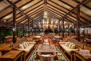 供應早餐、午餐及晚餐