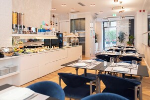 Café da manhã com buffet grátis todos os dias