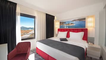 Ropa de cama de alta calidad y caja de seguridad en la habitación