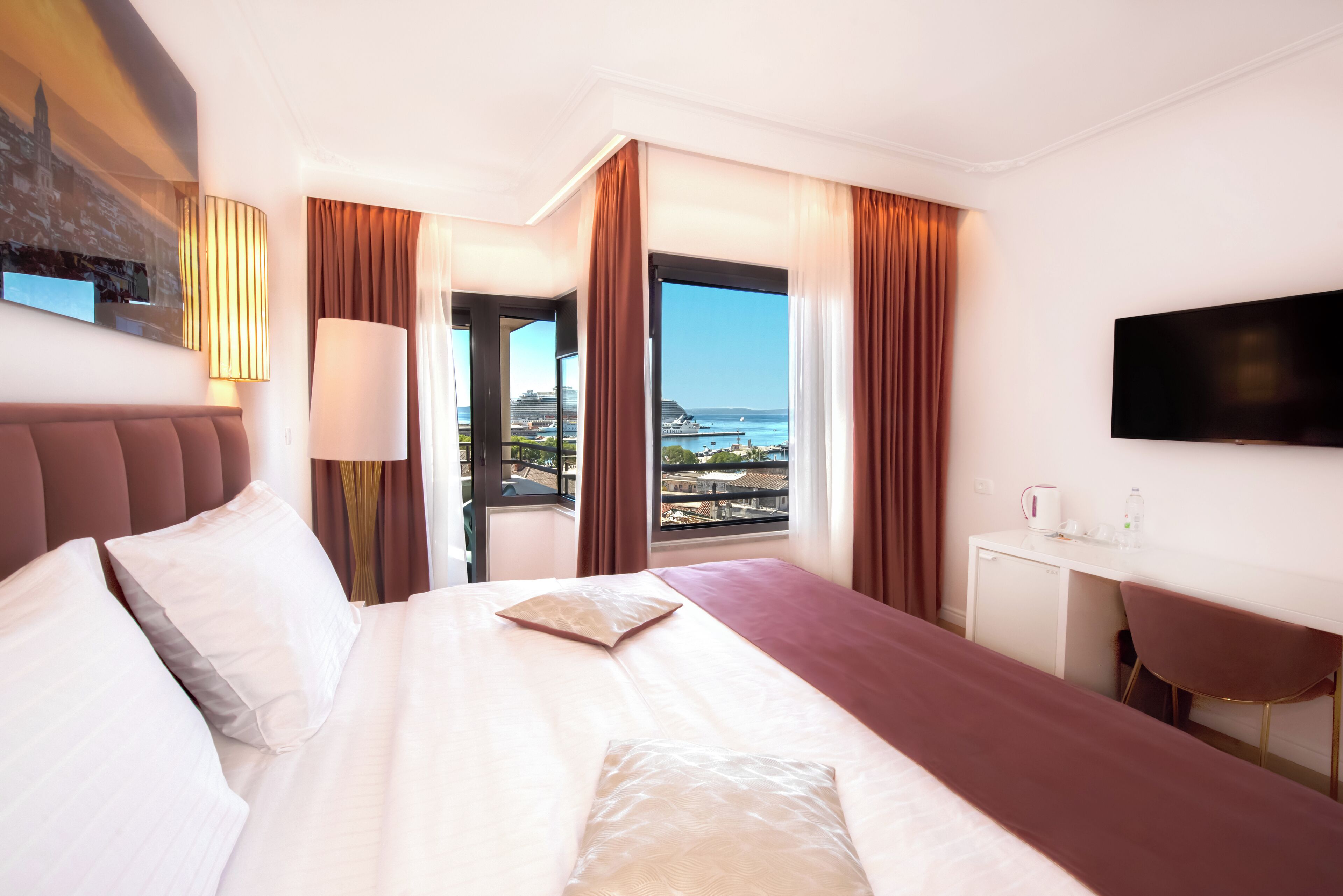 Habitación doble Confort, balcón, vista al mar | Ropa de cama de alta calidad y caja de seguridad en la habitación 