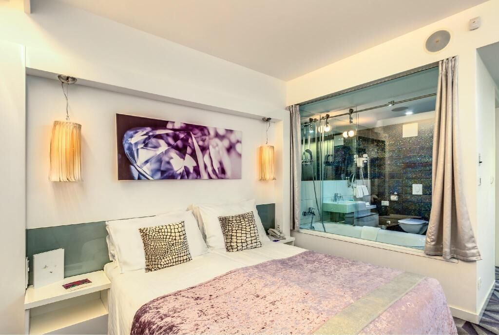 Premium bedding, in-room safe, desk, blackout drapes