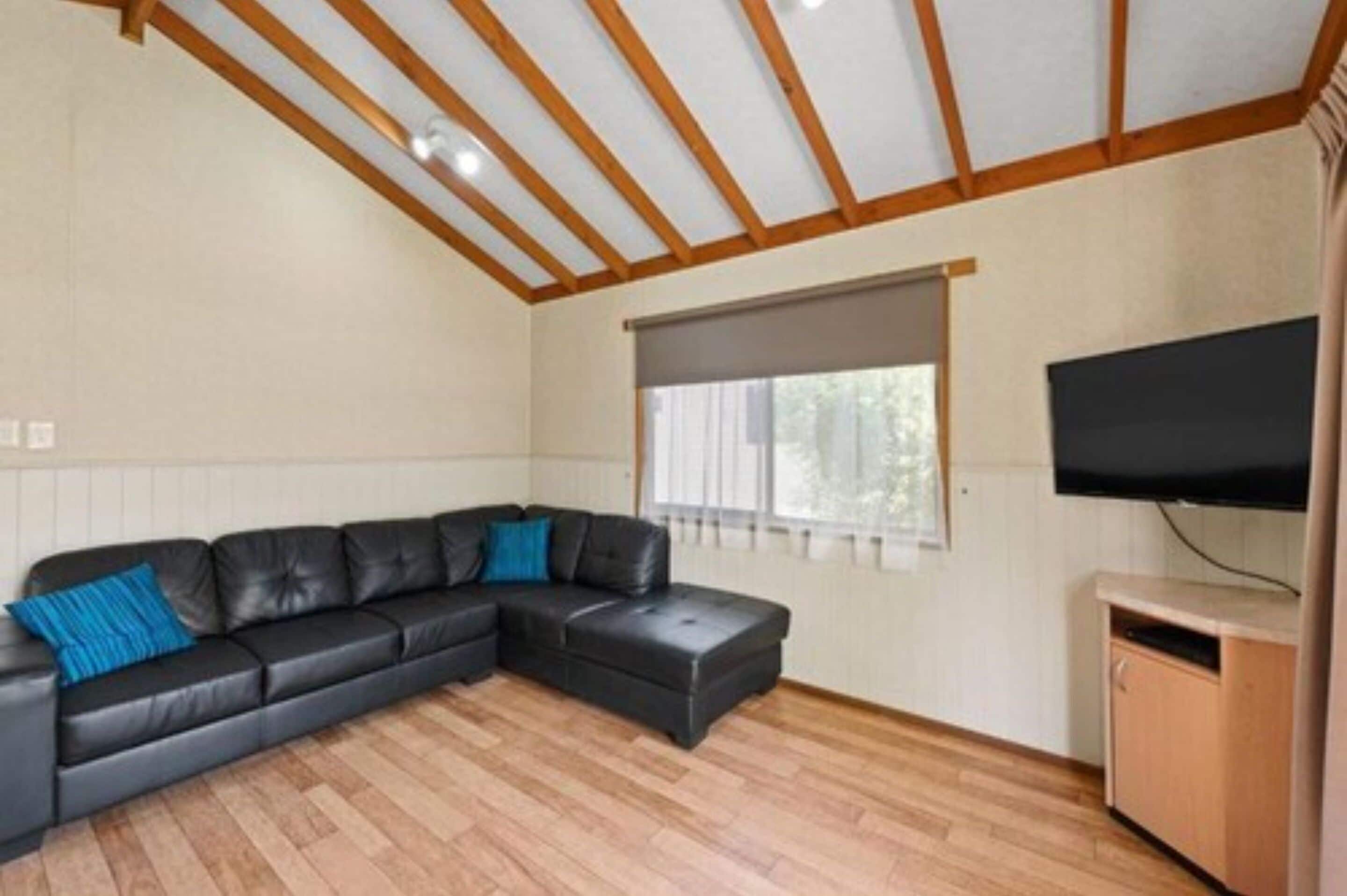 Superior 2 Bedroom Spa Cabin - Sleeps 6 | Free WiFi, bed sheets