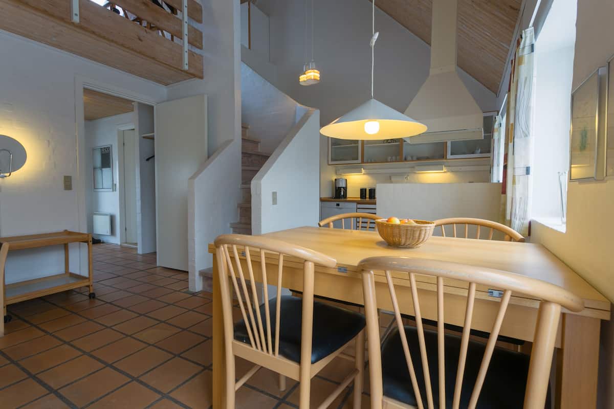 double room, 1 bedroom (linen excluded) | private kitchen | full-sized fridge, microwave, oven, stovetop