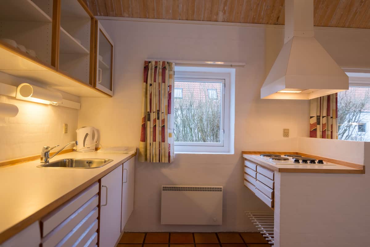 full-sized fridge, microwave, oven, stovetop