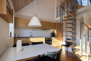 Comfort-feriehus - 2 soveværelser (6. personer) | Private kitchen | Full-size fridge, microwave, oven, stovetop