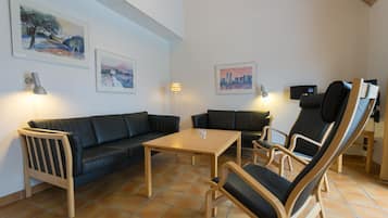 Casa de campo, 2 quartos (Linen Excluded) | Cozinha compartilhada | Geladeira grande, micro-ondas, fogão, cooktop